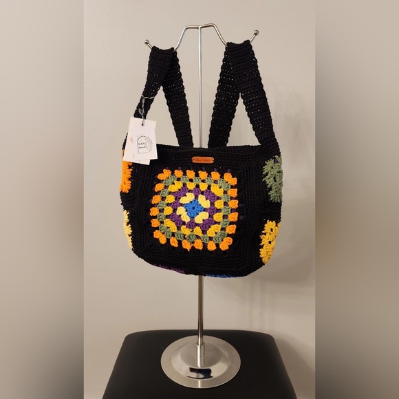 Small Multi-color crochet handbag with magnetic button clasp - Picture 3 of 4